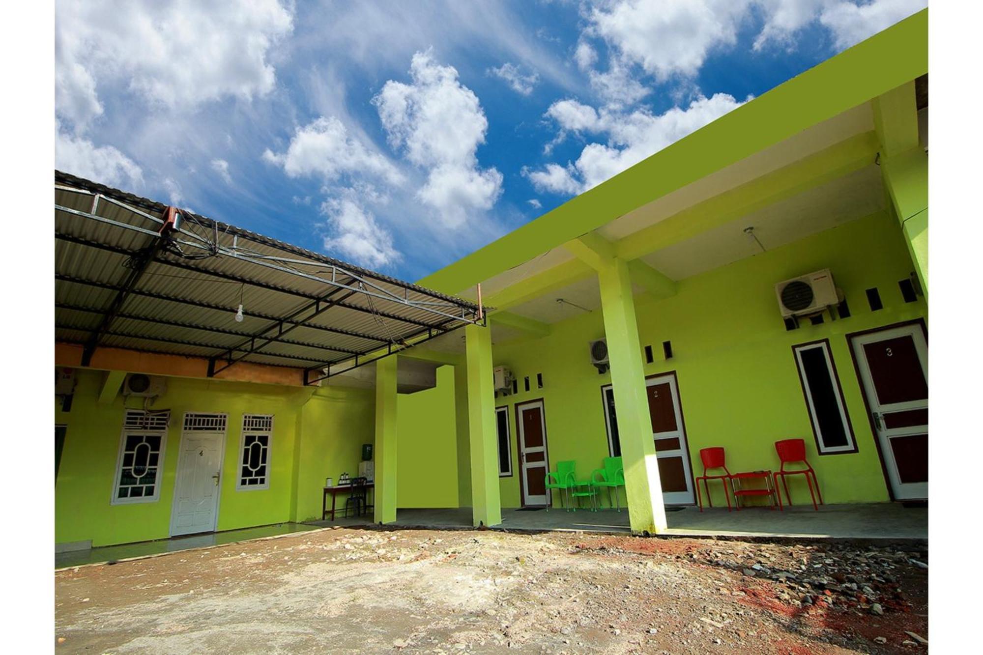 Oyo 2585 Sherren Guest House Lubuklinggau Экстерьер фото