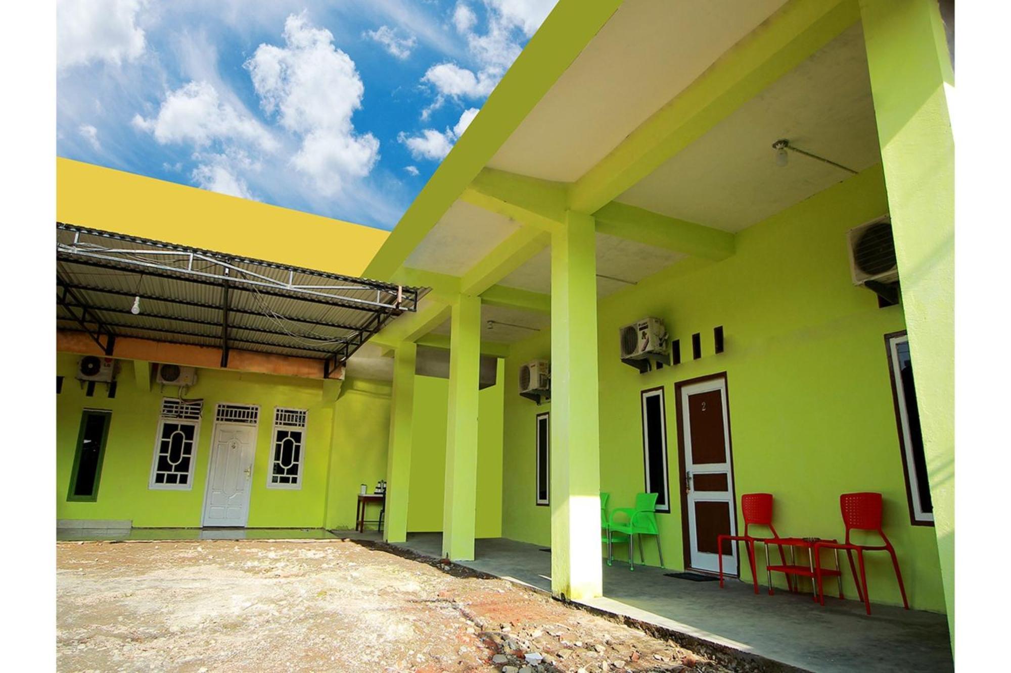 Oyo 2585 Sherren Guest House Lubuklinggau Экстерьер фото